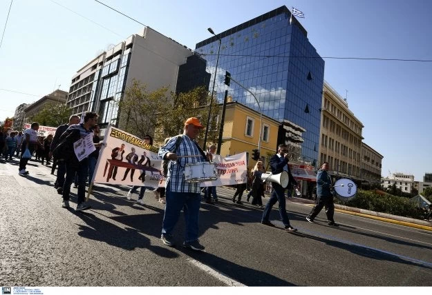 Σε εξέλιξη η συγκέντρωση της ΠΟΕ-ΟΤΑ και της ΠΟΕΔΗΝ έξω από το ΥΠΟΙΚ – Αρνήθηκε να τους δει ο Τσακαλώτος!